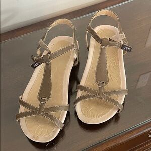 JBU Women's Brown T-Strap Casual Comfort Sandals